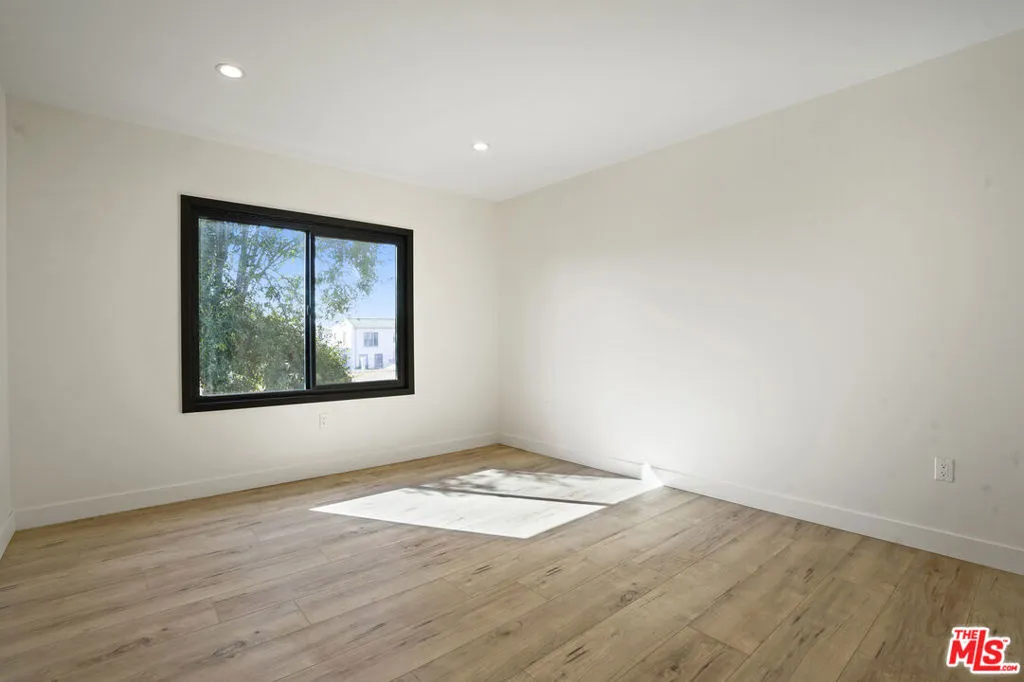 2745 Kenwood Avenue, Los Angeles, California 90007 home-pic-32